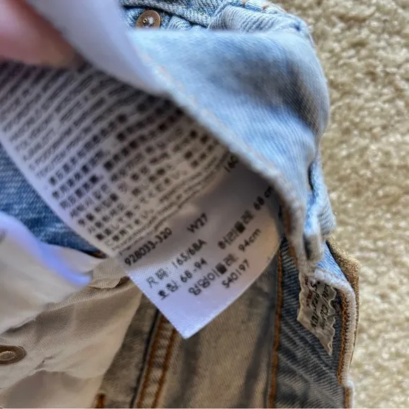 100% cotton - Levi’s vintage distressed jean shorts W27