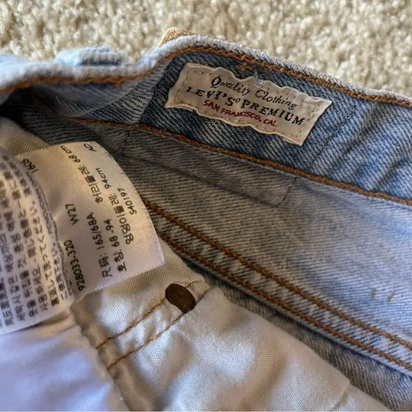 100% cotton - Levi’s vintage distressed jean shorts W27