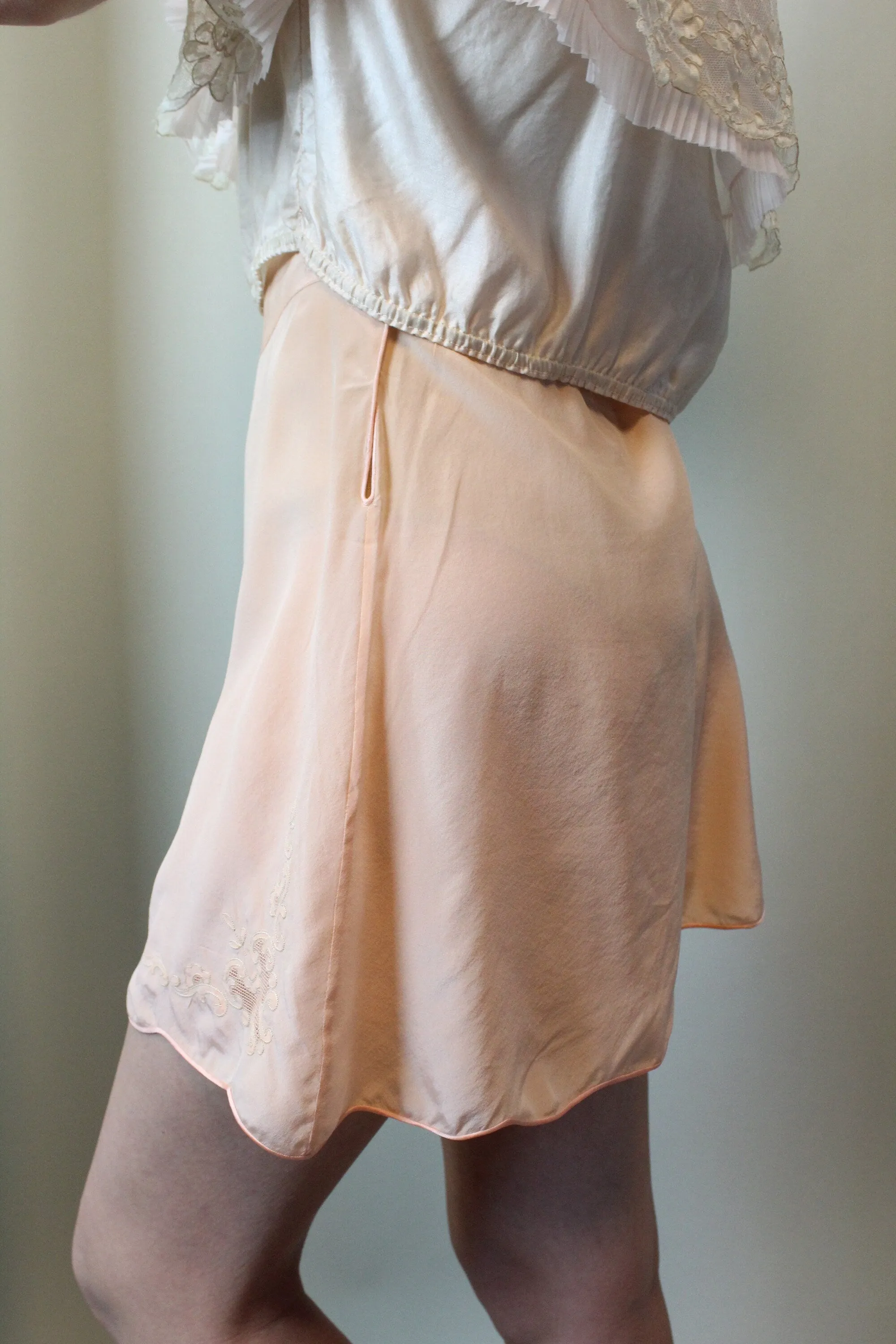 1930s PEACH silk TAP SHORTS scallop hem small | new spring