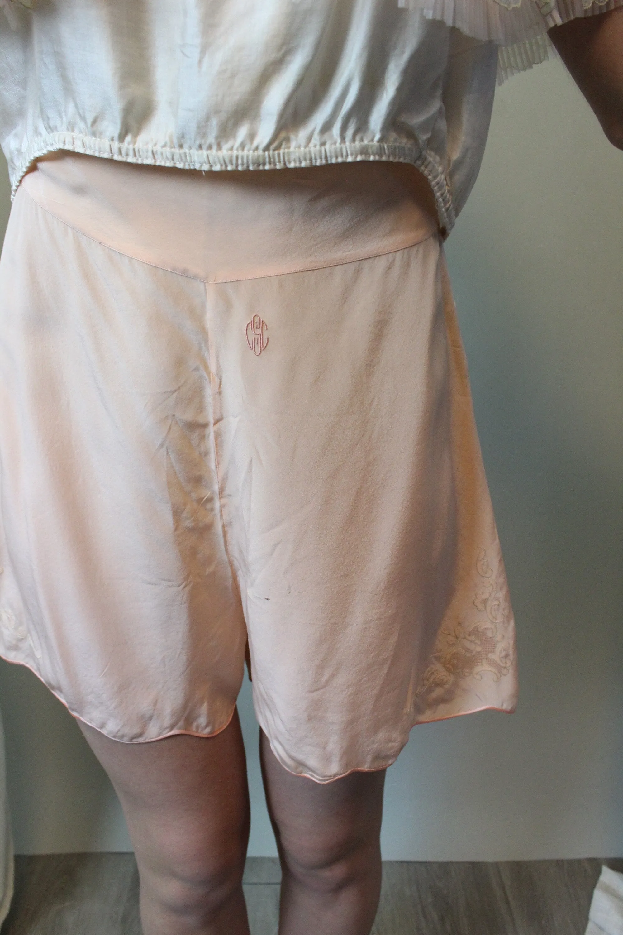 1930s PEACH silk TAP SHORTS scallop hem small | new spring