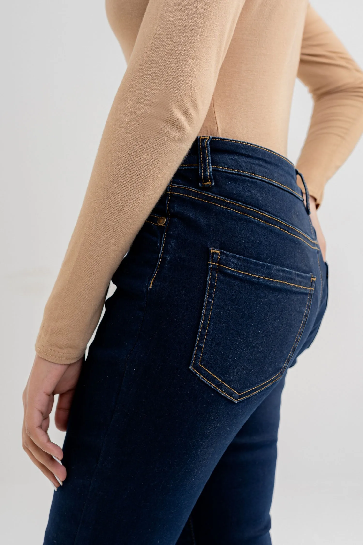 Amyra Basic Fit Jeans