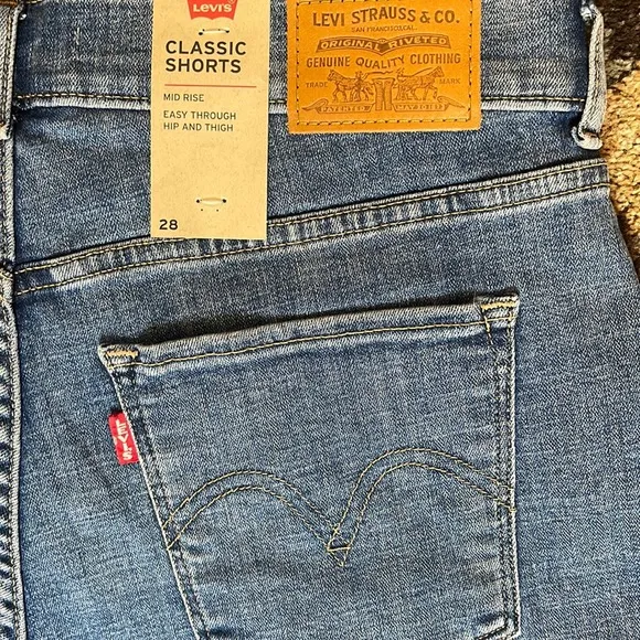 LEVI’S CLASSIC DENIM JEAN STRETCH MID-RISE CUFFED SHORTS **NWT**