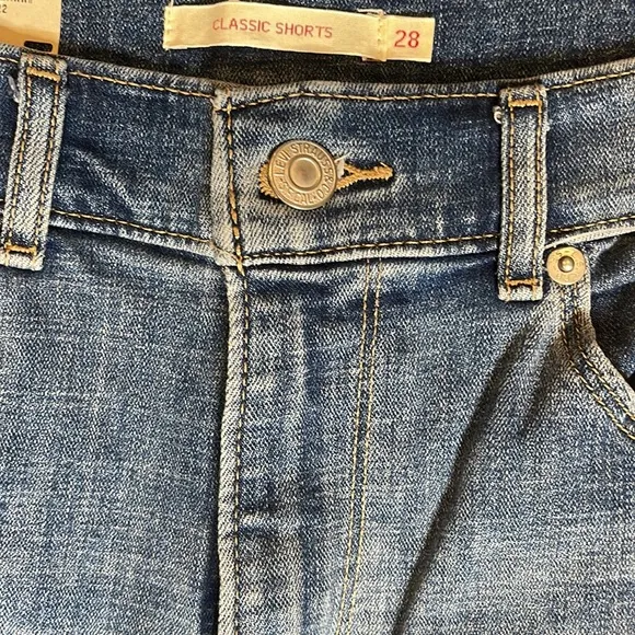 LEVI’S CLASSIC DENIM JEAN STRETCH MID-RISE CUFFED SHORTS **NWT**