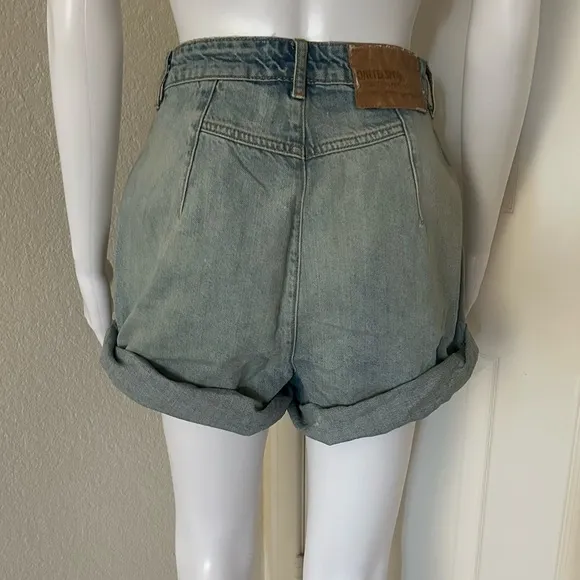 One teaspoon- Kansas Denim Wash High Waist 80’s style Jean Shorts size 24