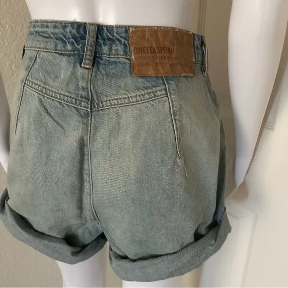 One teaspoon- Kansas Denim Wash High Waist 80’s style Jean Shorts size 24