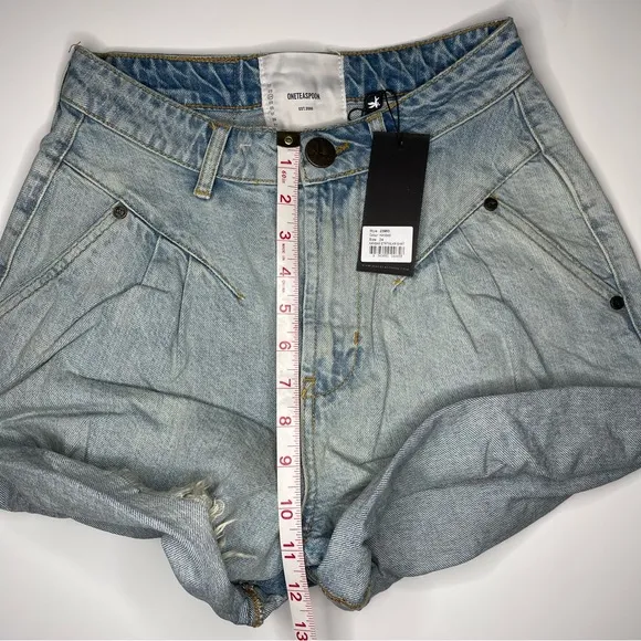 One teaspoon- Kansas Denim Wash High Waist 80’s style Jean Shorts size 24