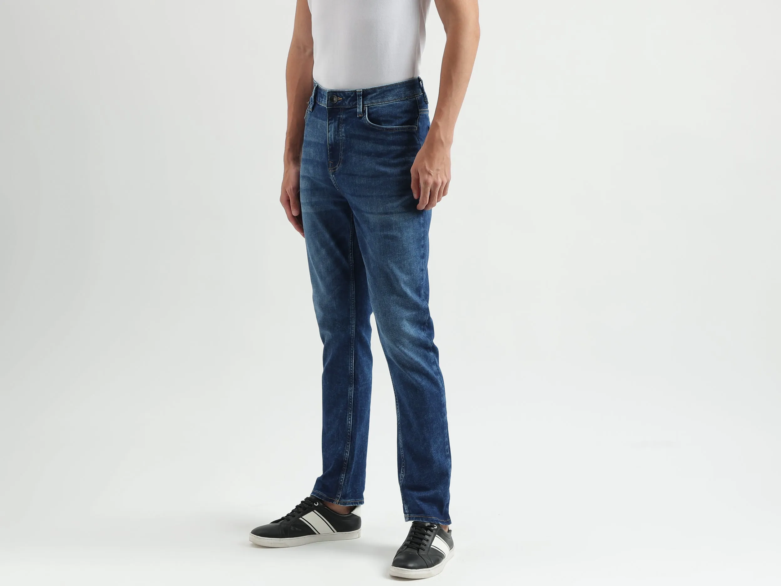 Solid Pattern Carrot Fit Jeans