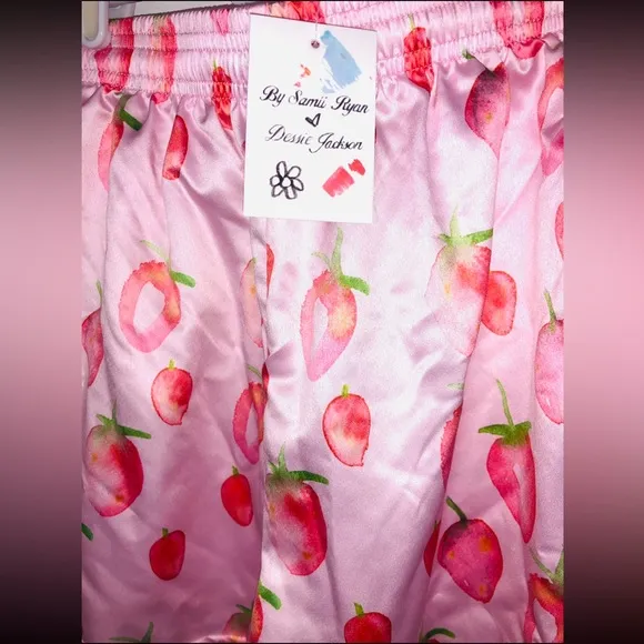 Strawberry shorts (XS)