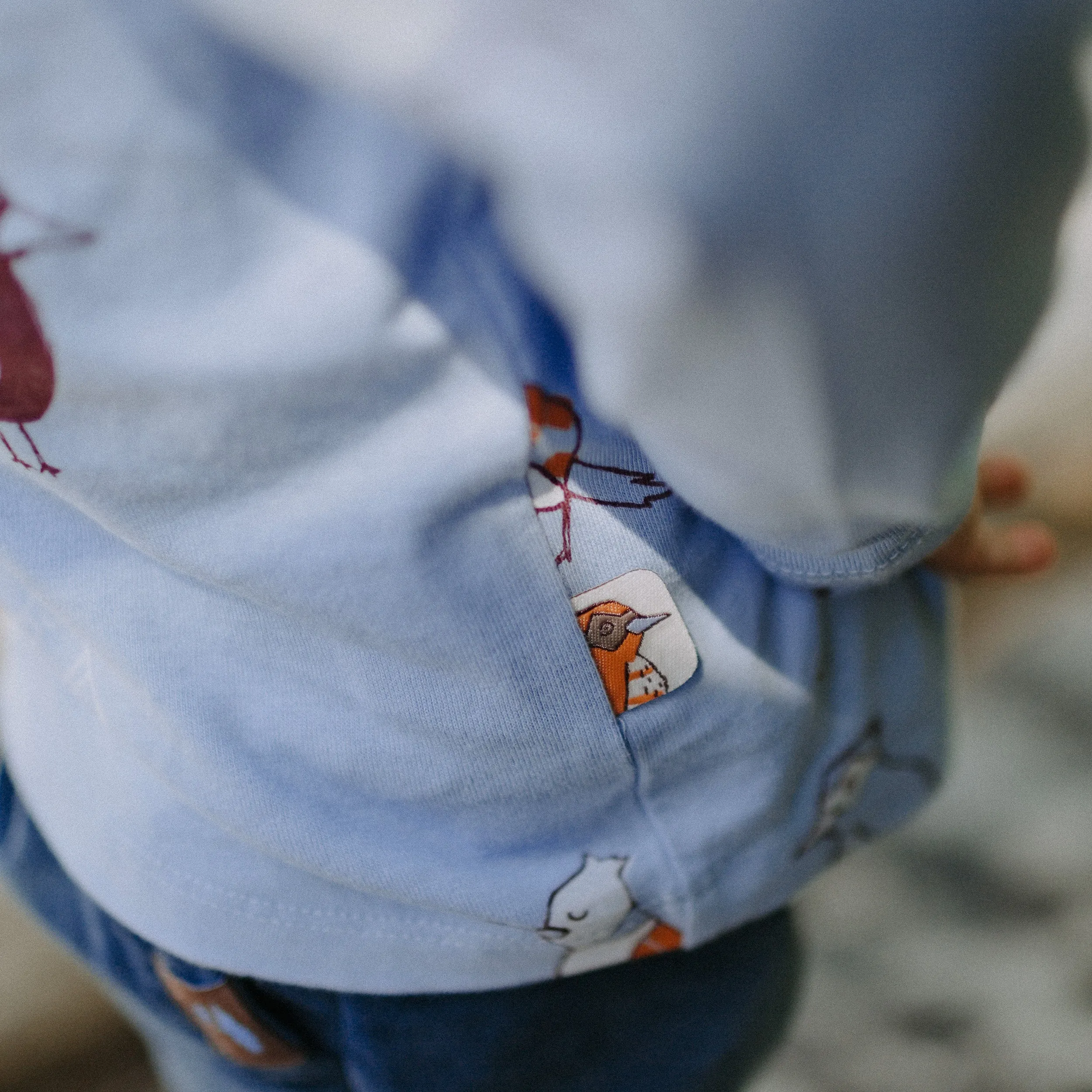 T-shirt bleu pâle à motifs d'oiseaux, bébé || Pale blue birds-patterned t-shirt, baby