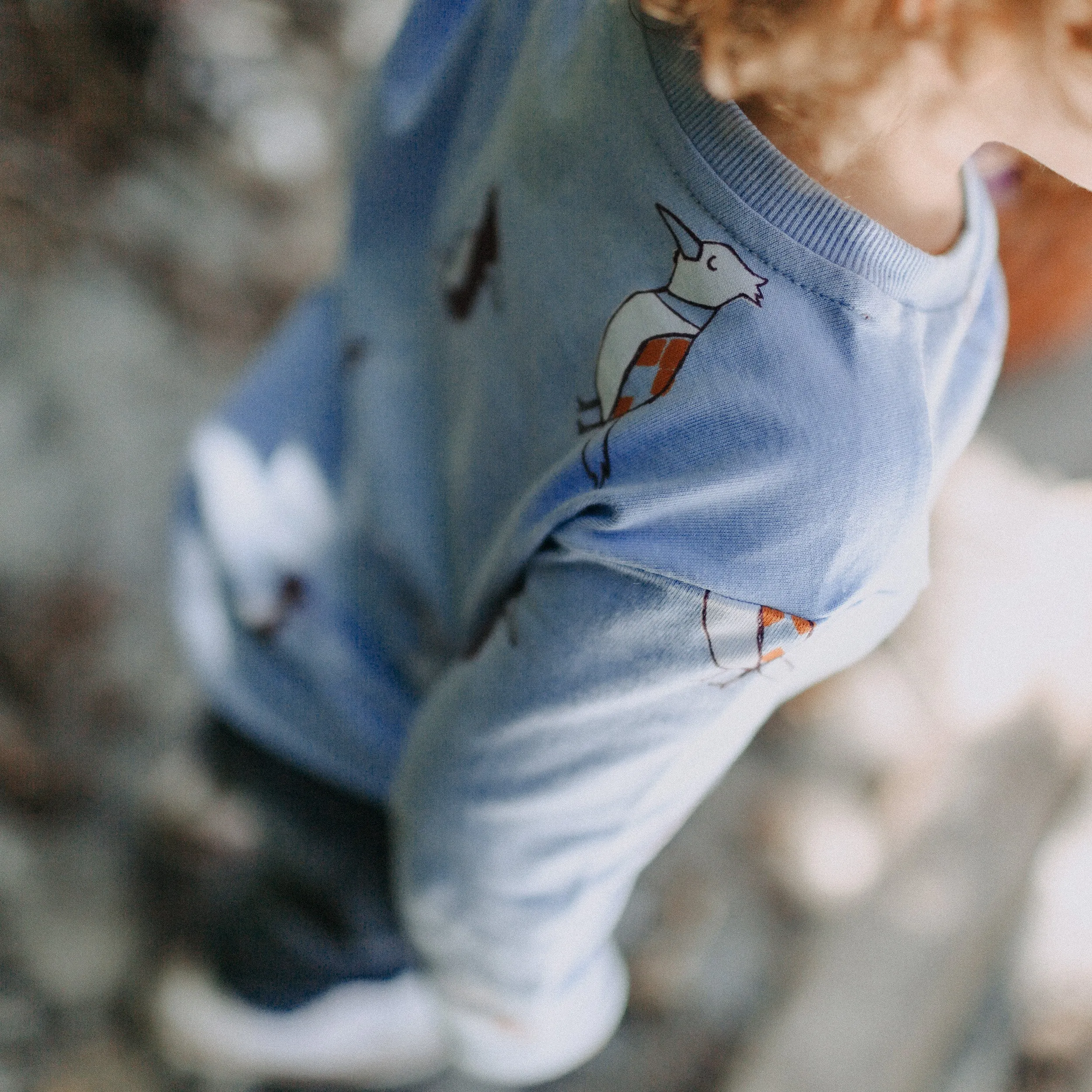 T-shirt bleu pâle à motifs d'oiseaux, bébé || Pale blue birds-patterned t-shirt, baby