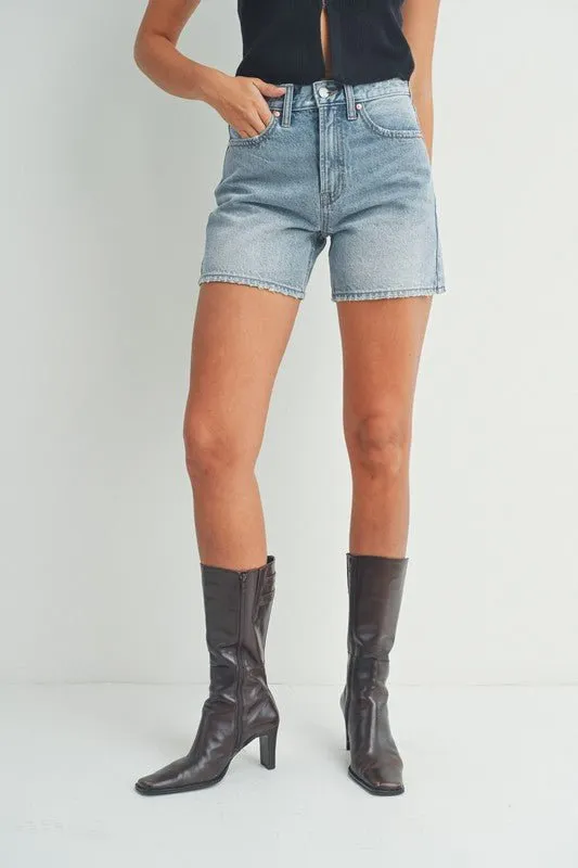 The Allison Modest Shorts - Light Wash