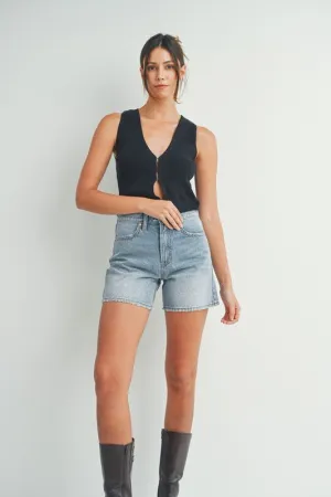 The Allison Modest Shorts - Light Wash