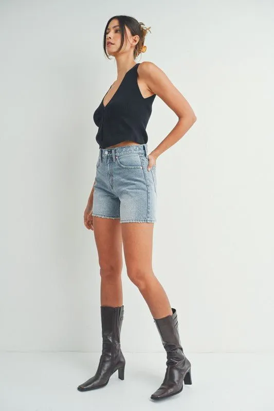 The Allison Modest Shorts - Light Wash