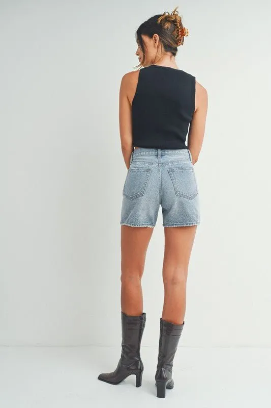 The Allison Modest Shorts - Light Wash
