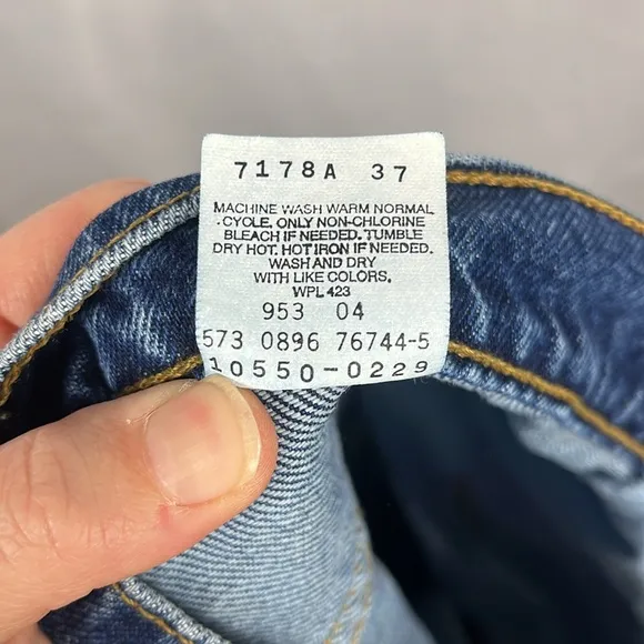 Vintage 90’s Levi’s 550 Relaxed Fit Tapered Leg Jeans.