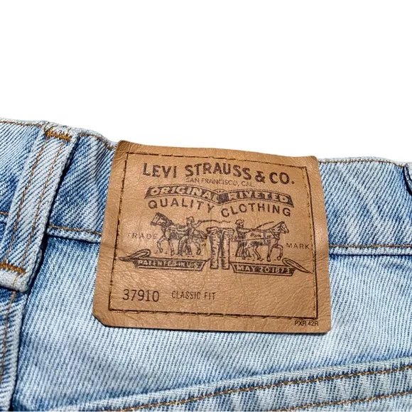 Vintage 90s Levi’s 910 Classic Fit Distressed Blue Women’s Denim Shorts