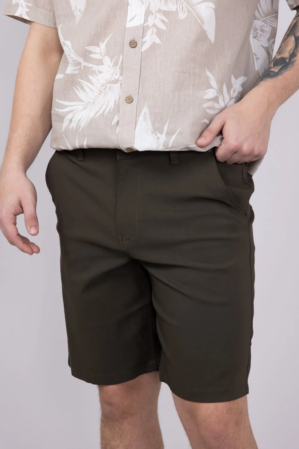 Weatherproof Vintage Tech Utility Shorts for Men in Dark Olive | W5S608-312DKOLIVE